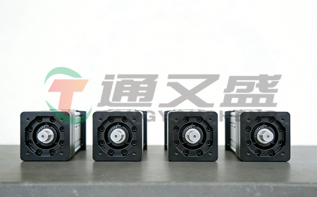伸缩电缸的驱动器在更换后，需要重新进行哪些参数校准才能保证定位精度？